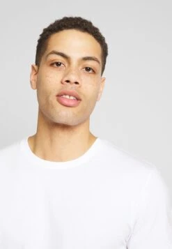 Pier One 3 Pack - T-Shirt Basic - White/Dark Blue/Red 9 Pier One 3 Pack - T-Shirt Basic - White/Dark Blue/Red -Mode Verkoop bb58520a3fdd4addbd204975d9a479ed