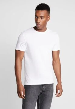 Pier One 3 Pack - T-Shirt Basic - White 7 Pier One 3 Pack - T-Shirt Basic - White -Mode Verkoop e50b2210dfa14aeebbb37ff387ca1259